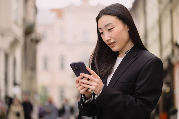 一个漂亮的韩国女人的画像身穿休闲装的亚洲妇女在电话 现代技术和生活方式上交谈 — 图库照片
