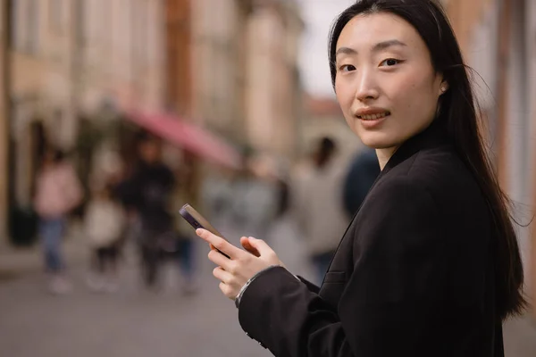 Portrét Krásné Korejky Asijské Ženy Ležérní Oblečení Mluví Telefonu Moderní — Stock fotografie