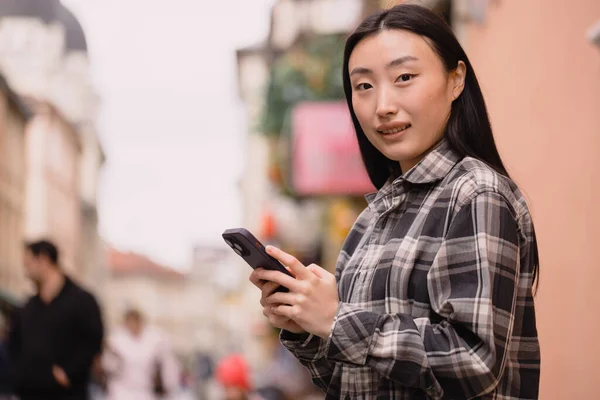 Porträt Einer Schönen Koreanerin Der Altstadt Asiatin Lässiger Kleidung Telefoniert — Stockfoto
