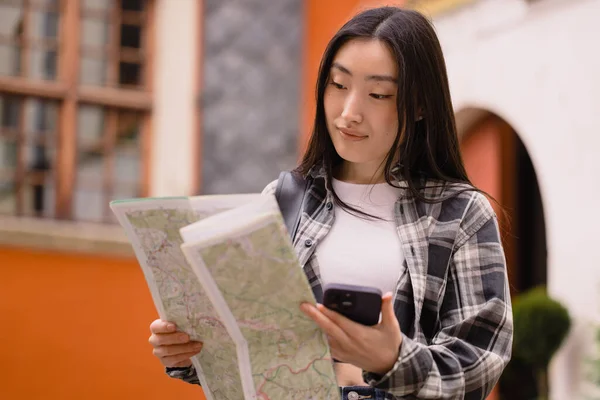 Portret Pięknej Brunetki Koreanki Trzymającej Mapę Porównującej Nawigacją Smartfonie Ulicach — Zdjęcie stockowe