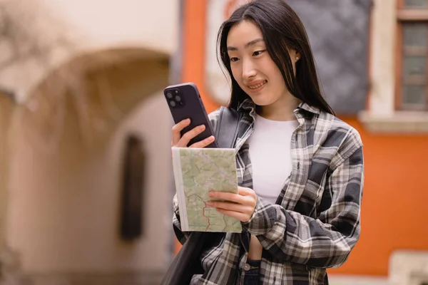 Portrait Beautiful Brunette Korean Woman Holding Map Comparing Smartphone Navigation — Stock Photo, Image