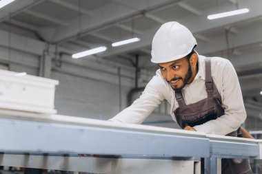 Pencere ve kapılar için PVC çerçeve üreten PVC endüstri işçisi