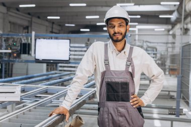 Pencere ve kapılar için çerçeve yapan PVC işçisi veya operatörü
