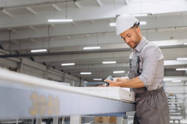 Pencere ve kapılar için PVC veya alüminyum çerçeve üreten alüminyum ve PVC sanayi işçisi