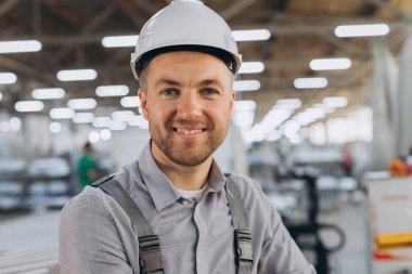 Fabrika erkek sakallı işçi bir CNC değirmen makinesini kopyalama alanı ile programlıyor..
