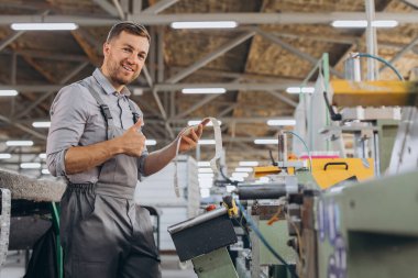 Fabrika erkek sakallı işçi bir CNC değirmen makinesini kopyalama alanı ile programlıyor..