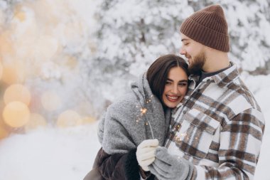 Kış Ormanı 'nda kıvılcımlarla poz veren, Bengal ışıkları tutan, Noel tatillerini birlikte kutlayan,