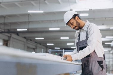 Pencere ve kapılar için PVC çerçeve üreten PVC endüstri işçisi