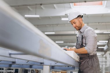 Pencere ve kapılar için PVC veya alüminyum çerçeve üreten alüminyum ve PVC sanayi işçisi