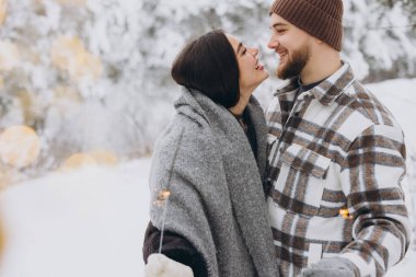 Kış Ormanı 'nda kıvılcımlarla poz veren, Bengal ışıkları tutan, Noel tatillerini birlikte kutlayan,