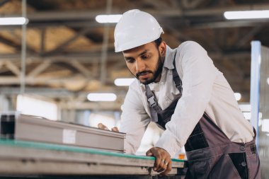 Pencere ve kapılar için PVC çerçeve üreten PVC endüstri işçisi