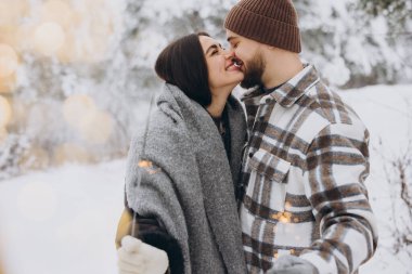 Kış Ormanı 'nda kıvılcımlarla poz veren, Bengal ışıkları tutan, Noel tatillerini birlikte kutlayan,