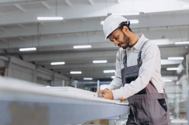 Pencere ve kapılar için PVC çerçeve üreten PVC endüstri işçisi