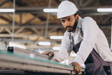 Pencere ve kapılar için PVC çerçeve üreten PVC endüstri işçisi