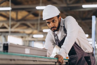 Pencere ve kapılar için PVC çerçeve üreten PVC endüstri işçisi