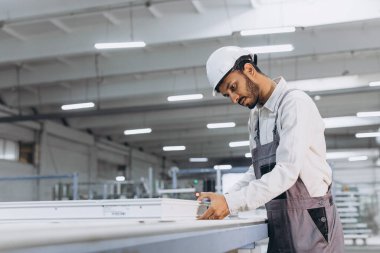 Pencere ve kapılar için PVC çerçeve üreten PVC endüstri işçisi