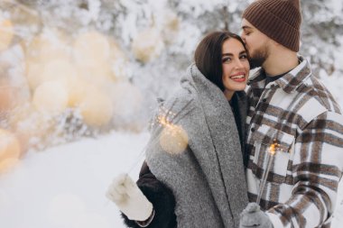 Kış Ormanı 'nda kıvılcımlarla poz veren, Bengal ışıkları tutan, Noel tatillerini birlikte kutlayan,
