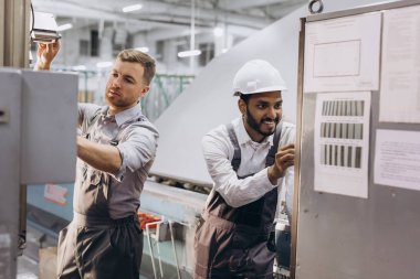 Profesyonel mühendis erkek işçi kalite kontrolü, bakım, fabrikada kontrol, fabrika işletmecileri için depo atölyesi, mühendislik ekibi.