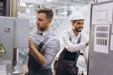 Profesyonel mühendis erkek işçi kalite kontrolü, bakım, fabrikada kontrol, fabrika işletmecileri için depo atölyesi, mühendislik ekibi.