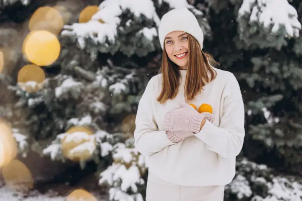 Een Mooi Gelukkig Meisje Wit Gebreide Kleding Houdt Mandarijnen Winter — Stockfoto
