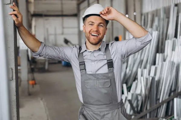 Porträtt Lycklig Arbetare Grå Uniform Och Vit Hatt Som Poserar — Stockfoto