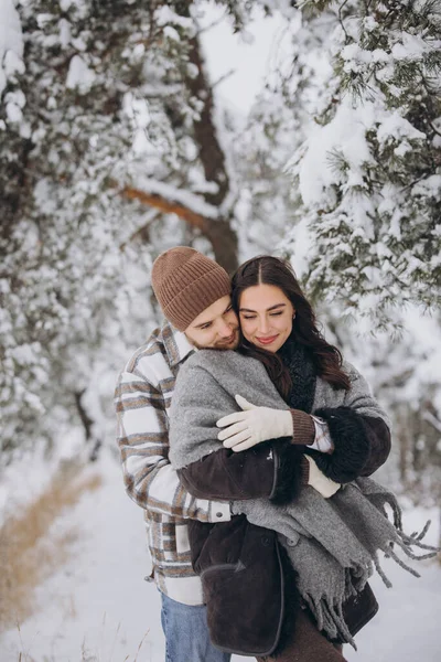 Retrato Jovem Casal Feliz Amoroso Divertindo Uma Floresta Nevada — Fotografia de Stock