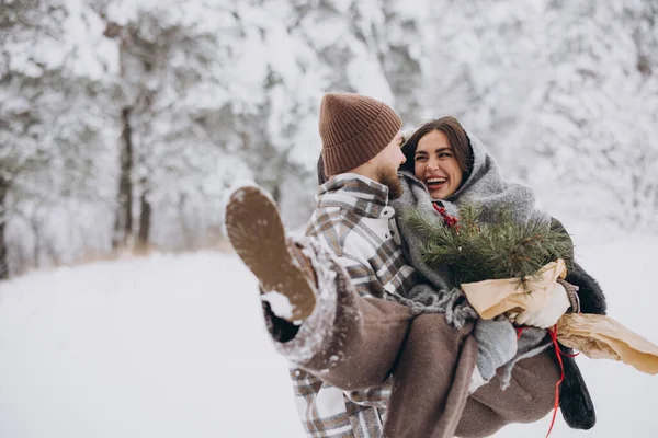 Cute Młoda Para Zakochana Bukiet Sosny Spędzania Czasu Walentynki Śnieżnym — Zdjęcie stockowe