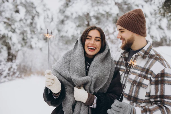 Couple Romantique Souriant Bonnets Tricotés Posant Avec Des Étincelles Forêt — Photo