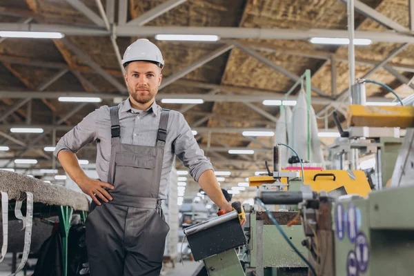 Fabrika erkek sakallı işçi bir CNC değirmen makinesini kopyalama alanı ile programlıyor..