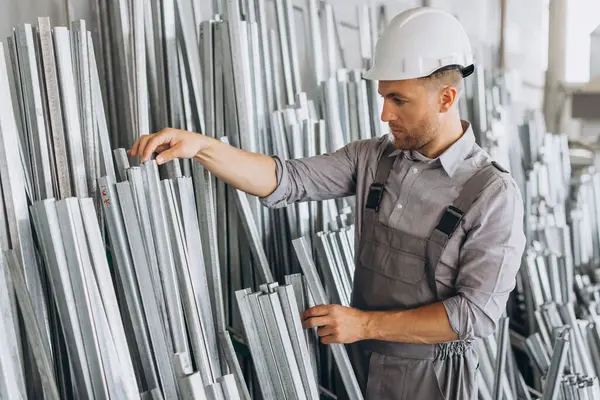 Gelukkig Bebaarde Mannelijke Fabrieksarbeider Speciaal Uniform Wit Harde Hoed Met — Stockfoto