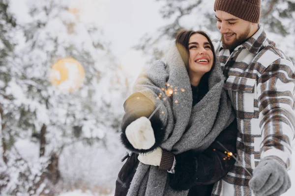Χαμογελώντας Ρομαντικό Ζευγάρι Πλεκτά Καπέλα Ποζάροντας Λαμπάδες Στο Χειμερινό Δάσος — Φωτογραφία Αρχείου