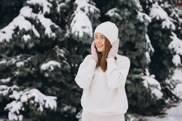 Porträt Eines Glücklichen Schönen Mädchens Weißen Strickkleidern Das Einem Verschneiten — Stockfoto