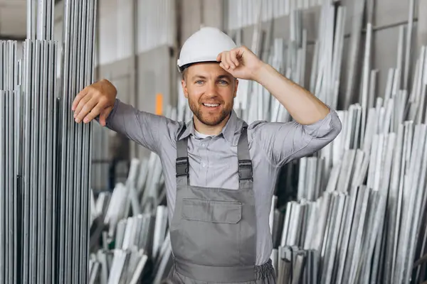 Gelukkig Bebaarde Mannelijke Fabrieksarbeider Speciaal Uniform Wit Harde Hoed Met — Stockfoto