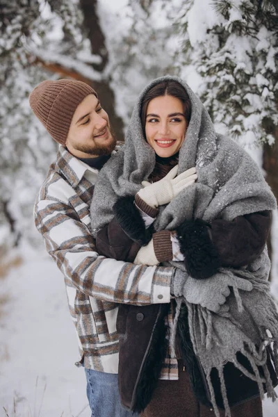 雪の森で楽しんでいる若い幸せで愛するカップルの肖像画 — ストック写真