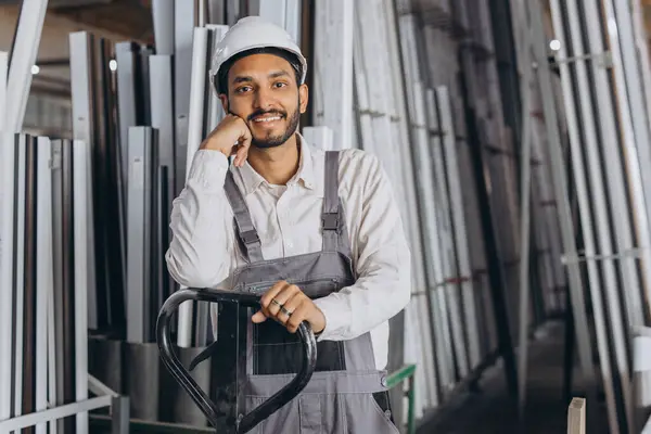 Porträtt Lycklig Hinduisk Arbetare Vit Hatt Och Overaller Som Håller — Stockfoto