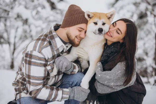 Feliz Pareja Joven Con Perro Akita Bosque Invierno Día Nevado —  Fotos de Stock