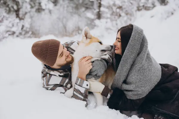 Glückliches Junges Paar Mit Akita Hund Wald Einem Wintertag — Stockfoto