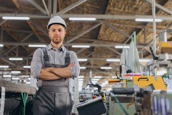 Fabrika erkek sakallı işçi bir CNC değirmen makinesini kopyalama alanı ile programlıyor..