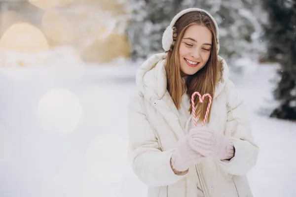 Ένα Χαριτωμένο Κορίτσι Πλεκτά Γάντια Κατέχει Καραμέλες Μορφή Μιας Καρδιάς — Φωτογραφία Αρχείου
