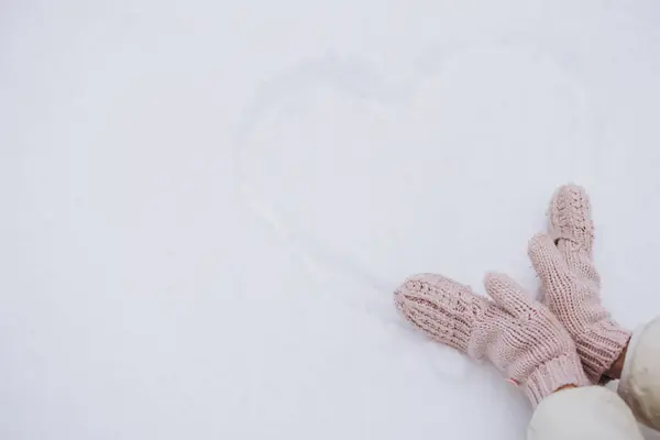 Mãos Femininas Perto Coração Desenhado Neve Inverno — Fotografia de Stock