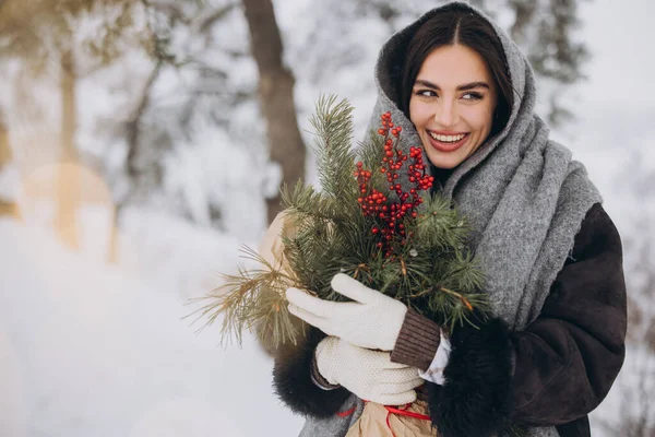 Šťastná Hezká Usměvavá Žena Drží Kytice Borovice Zasněženém Lese Zimě — Stock fotografie
