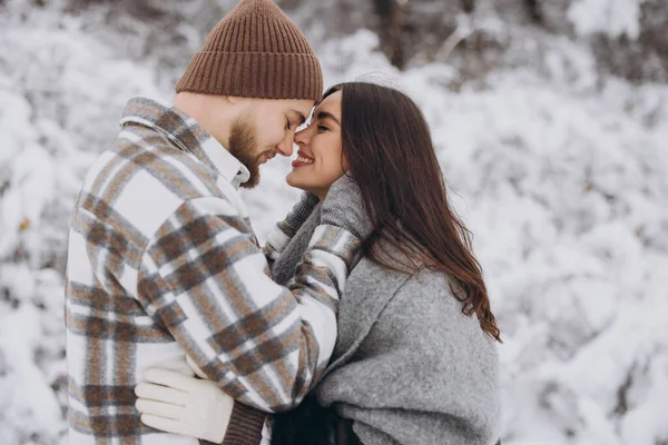 Ein Junges Glückliches Und Liebevolles Paar Beim Spazierengehen Einem Verschneiten — Stockfoto