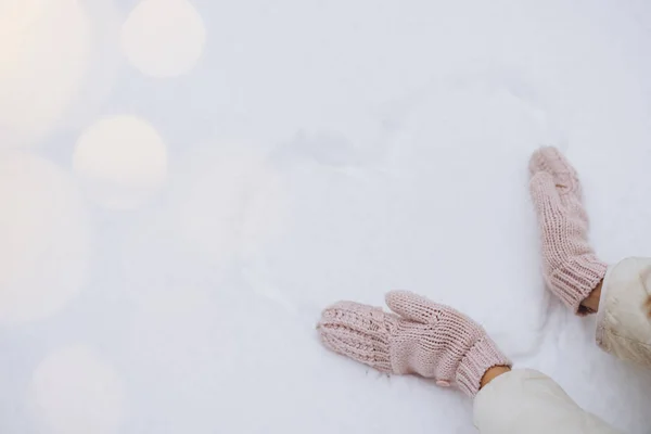 Kışın Karla Çizilmiş Bir Kalbe Yakın Kadın Elleri — Stok fotoğraf