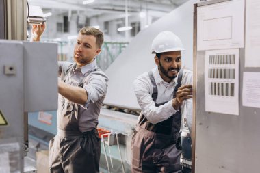 Profesyonel mühendis erkek işçi kalite kontrolü, bakım, fabrikada kontrol, fabrika işletmecileri için depo atölyesi, mühendislik ekibi.