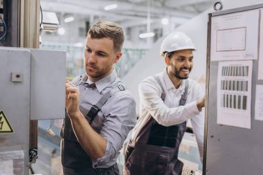 Profesyonel mühendis erkek işçi kalite kontrolü, bakım, fabrikada kontrol, fabrika işletmecileri için depo atölyesi, mühendislik ekibi.