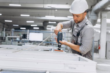 Pencere ve kapılar için PVC veya alüminyum çerçeve üreten alüminyum ve PVC sanayi işçisi