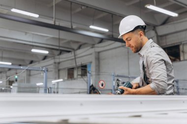 Pencere ve kapılar için PVC veya alüminyum çerçeve üreten alüminyum ve PVC sanayi işçisi