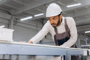 Pencere ve kapılar için PVC çerçeve üreten PVC endüstri işçisi