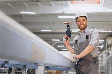 Pencere ve kapılar için PVC veya alüminyum çerçeve üreten alüminyum ve PVC sanayi işçisi