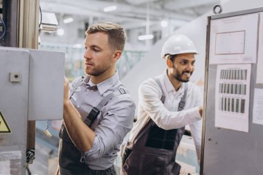 Profesyonel mühendis erkek işçi kalite kontrolü, bakım, fabrikada kontrol, fabrika işletmecileri için depo atölyesi, mühendislik ekibi.